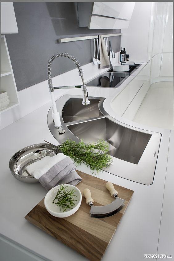 |厨房墙角空着不管，才不是我风格，改成小型储物间，1㎡当2㎡用