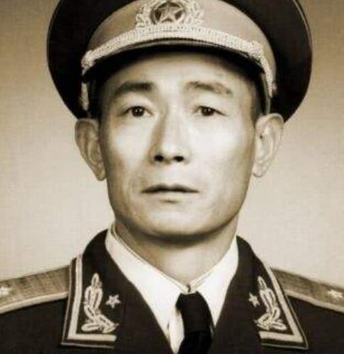 陈赓：陈赓被日军包围，他扛着机枪营救杀出一条血路，后成开国少将