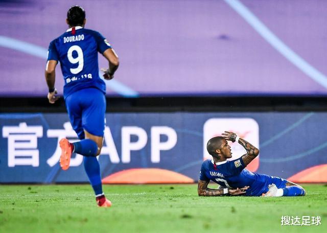 中国足协|2-1逆转！他们没有主教练却掀翻中超土豪，29岁锋霸疯狂滑跪庆祝