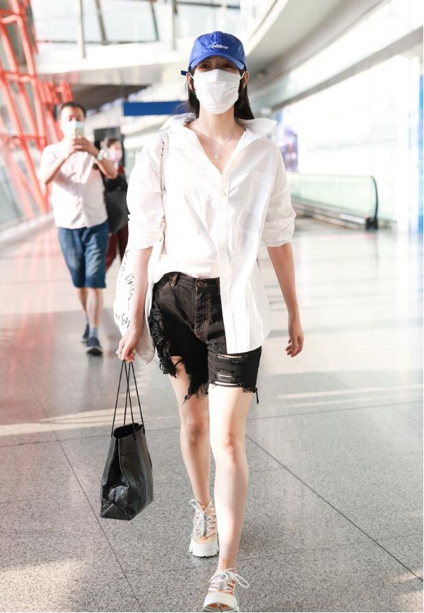 西裤|童瑶短发也太帅了，穿黑色西裤显潇洒，两排闪亮扣子真抢镜