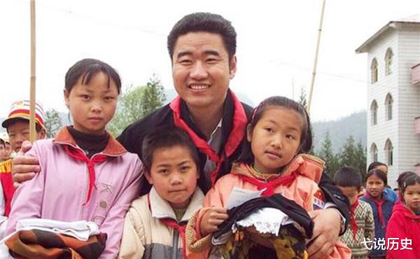 弋说历史|丛飞生前资助200多贫困儿童，逝世后和妻子合葬，却很少有人来祭拜