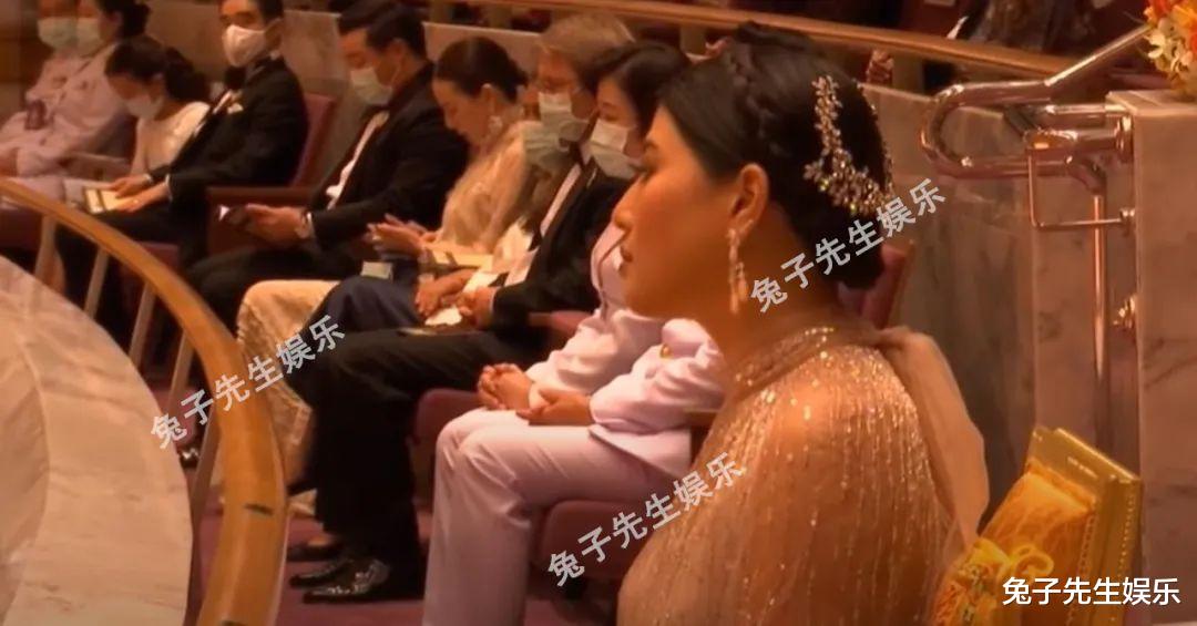 泰王小女兒聽交響樂，看華裔美女給自己下跪毫不在意，派頭夠大啊-圖7