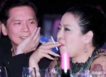 陈岚@有种整容是向太剪短发，年轻二十岁跟儿媳比美？这才叫冻龄女神！