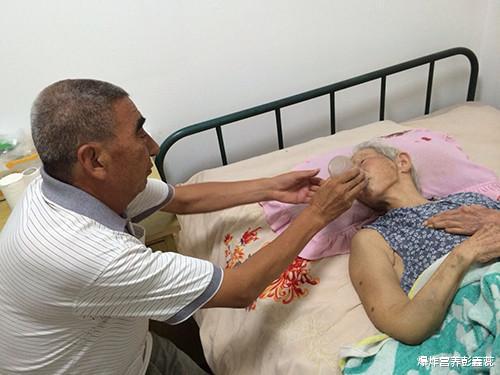 湿气重|上厕所时,大便“先硬后软”是湿气重的表现吗?告诉你真正原因