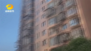 长沙|长沙一小区突发大火，小车堵住通道被居民掀翻！记者独家对话小车车主