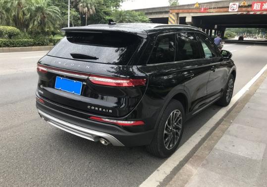 「SUV」确实比宝马X1香,标配2.0T加速6.8秒,车宽1887mm,起售价24万