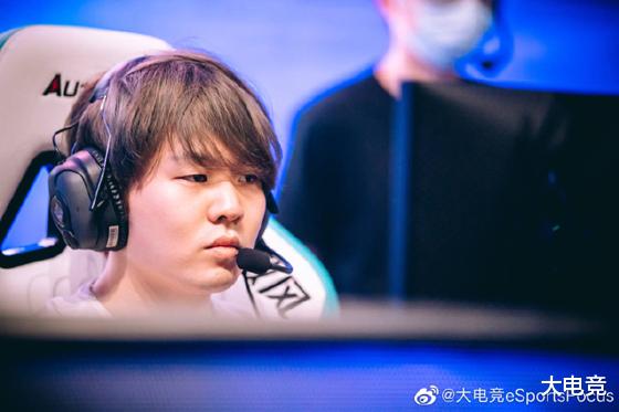 [李文亮]LOL：季中杯iG淘汰后Rookie深夜直播，10场高强度Rank获粉丝安慰