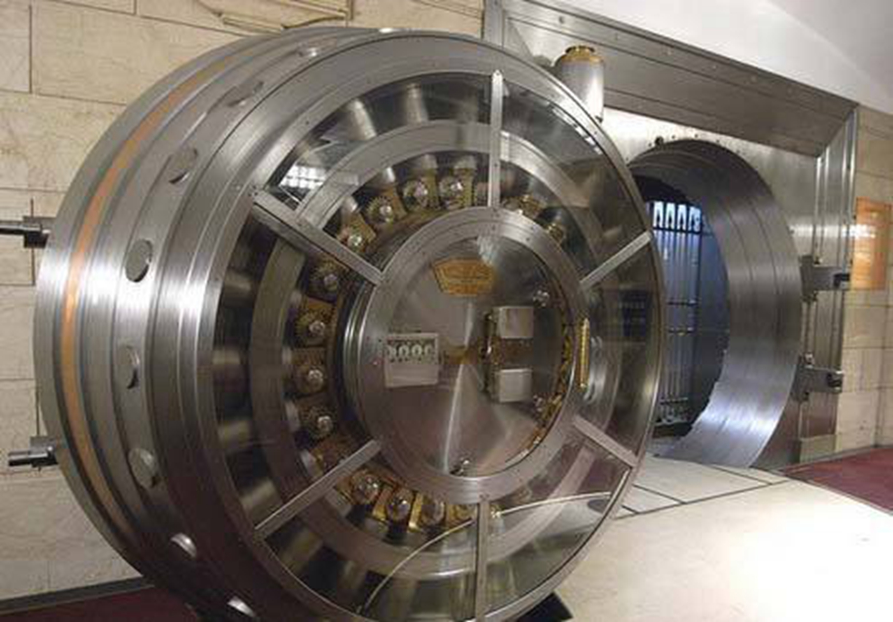 瑞士银行|瑞士银行为什么被称为世界上最安全的银行?看看它的金库在哪