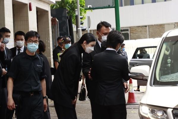 奚梦瑶|赌王葬礼奚梦瑶逗儿子！把葬礼服穿出超模范，一旁老公却无心玩闹