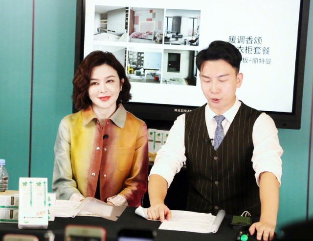 穿衣搭配|关之琳才是真实的58岁,苹果肌僵硬,肤色暗淡,和普通奶奶一样了