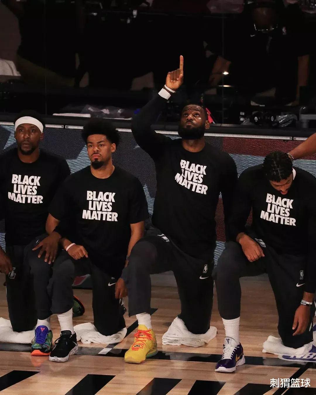 湖人队|吹到窒息！准绝杀！全场划水当演员，最后攻防统治啊！别TM再说他老了...