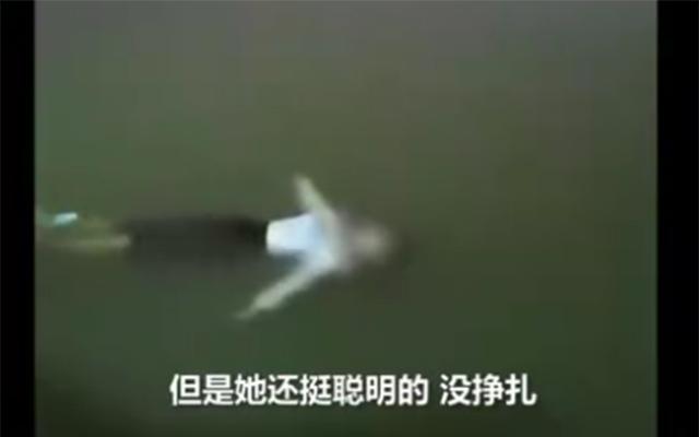 福林妈咪|女孩落水淡定漂浮20分钟，不会游泳却没呛水，教科书式自救方法