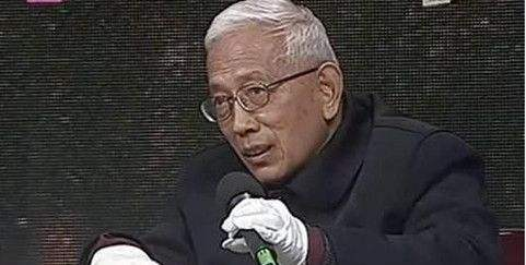 新疆维吾尔自治区@美女带“手串”鉴定，说是旅游捡漏买的，专家：您站稳我报价