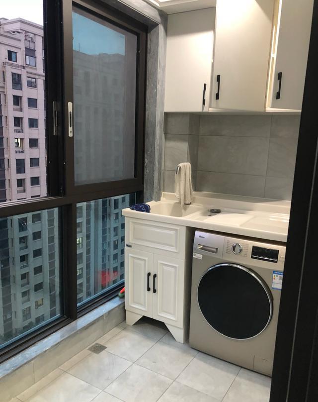 |晒晒花了一年装修的新房，家具已入场就剩软装，灰色瓷砖选对了！