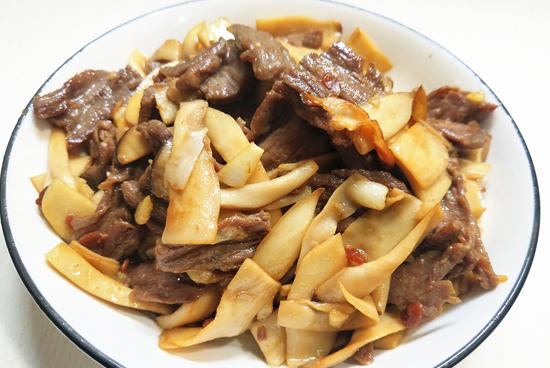 牛肉|这两样食材一起炒，蛋白质含量高，入口鲜，孩子常吃长个身体棒