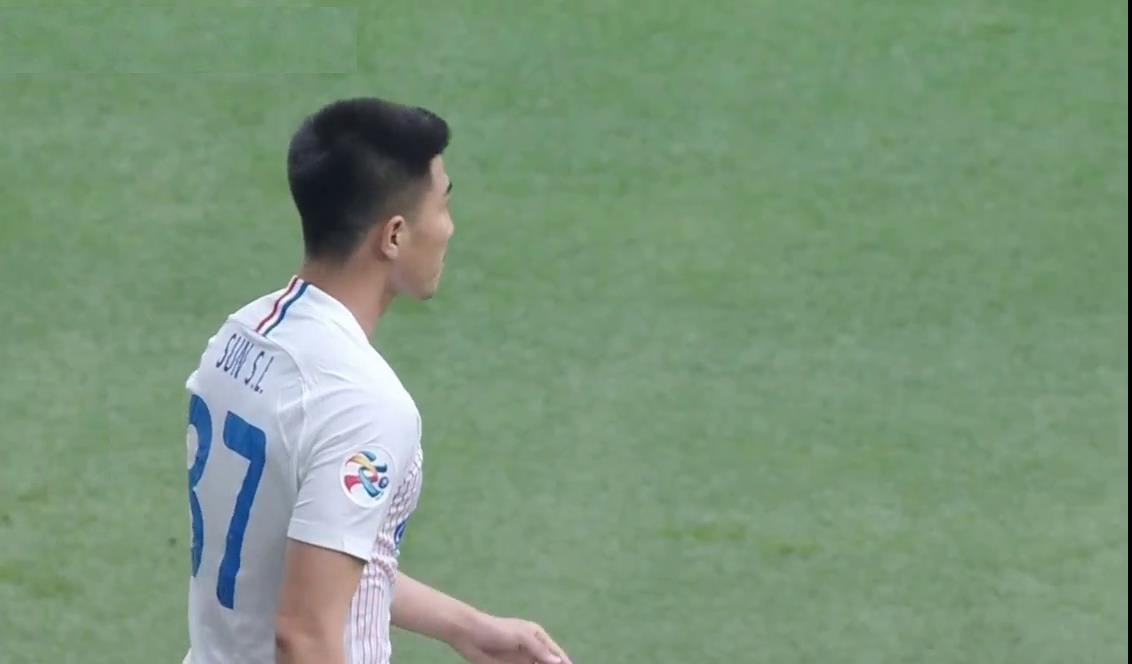 中超|昨晚亚冠32岁“中超恶人”世界级停球：磁铁脚戏耍对手太罕见！