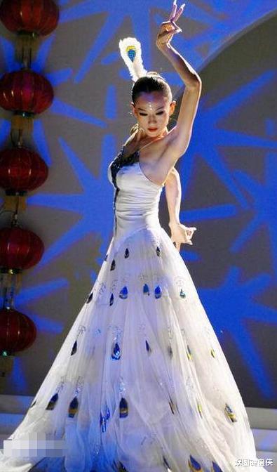 杨丽萍|杨丽萍男徒：年入百万却活成巨婴，靠学生家长照料，至今无人敢嫁