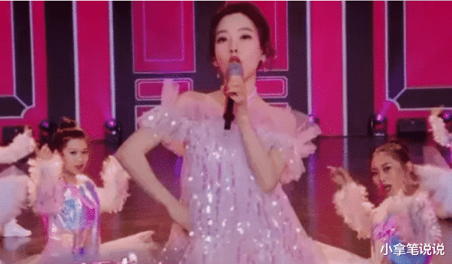 春晚▲冯提莫春晚生图曝光，身高不够鞋来凑，这是少儿频道吗？