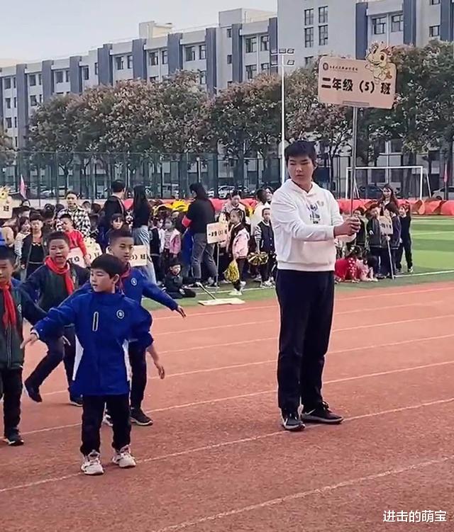 中小学|二年级小学生身高一米八，比老师高一头，网友：求分享日常食谱