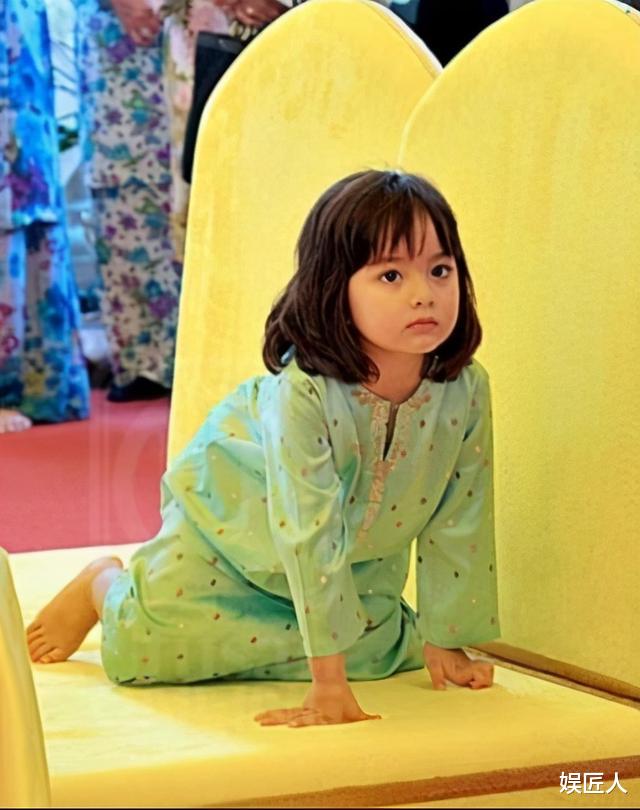馬來西亞9歲小公主擺“臭臉”，王後媽媽蹲下溫柔教導，奶兇奶萌-圖5