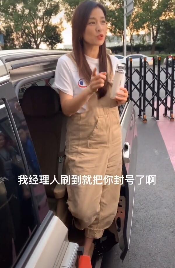 张庭|51岁张庭警告员工，不能原相机拍自己否则封号，无滤镜下她超憔悴