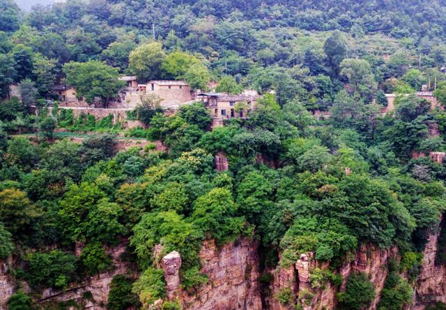 |藏在深山中的古村，原生态环境古朴幽静，雨后云雾缭绕似人间仙境