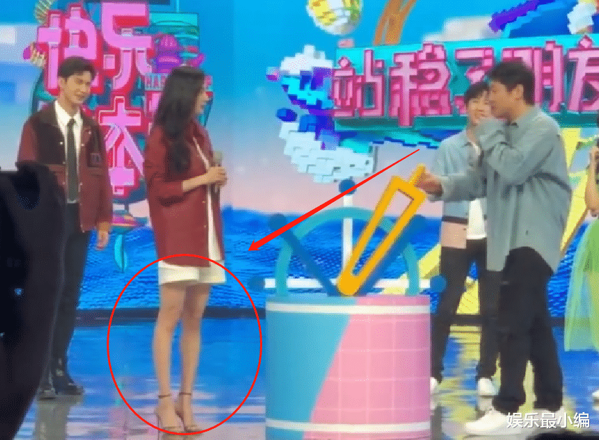 杨幂|杨幂参加《快本》录制，被晒出路透照片，失去瘦身特效的腿绝了！