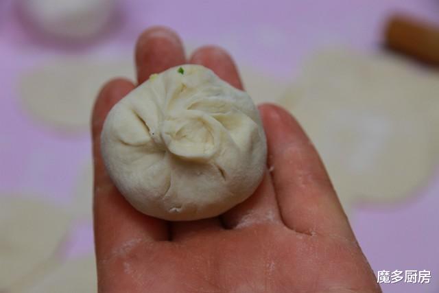 「水煎包」生包子用水煮，表面软嫩底部焦脆，做法简单，详细食谱分享