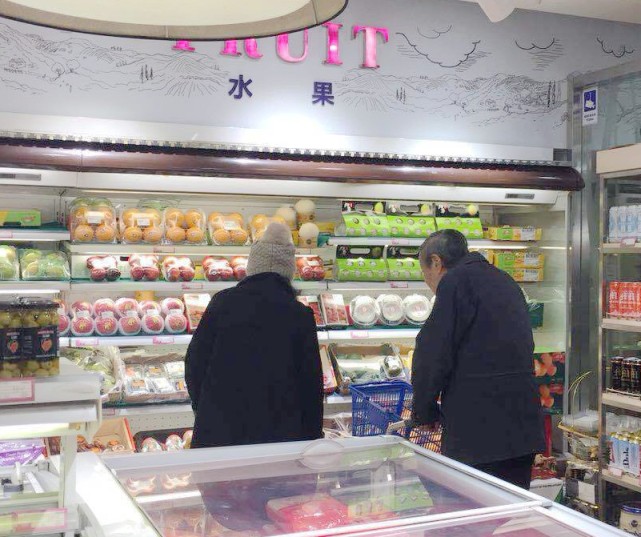 翁帆|杨振宁精神矍铄与妻子合体亮相，44岁翁帆发福水肿，憔悴了不少