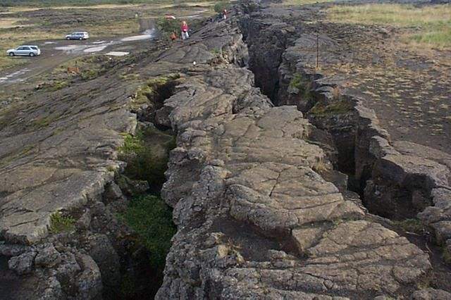 ▲假如地球突然发生11级地震,世界会发生什么变化,人类还能存活吗?