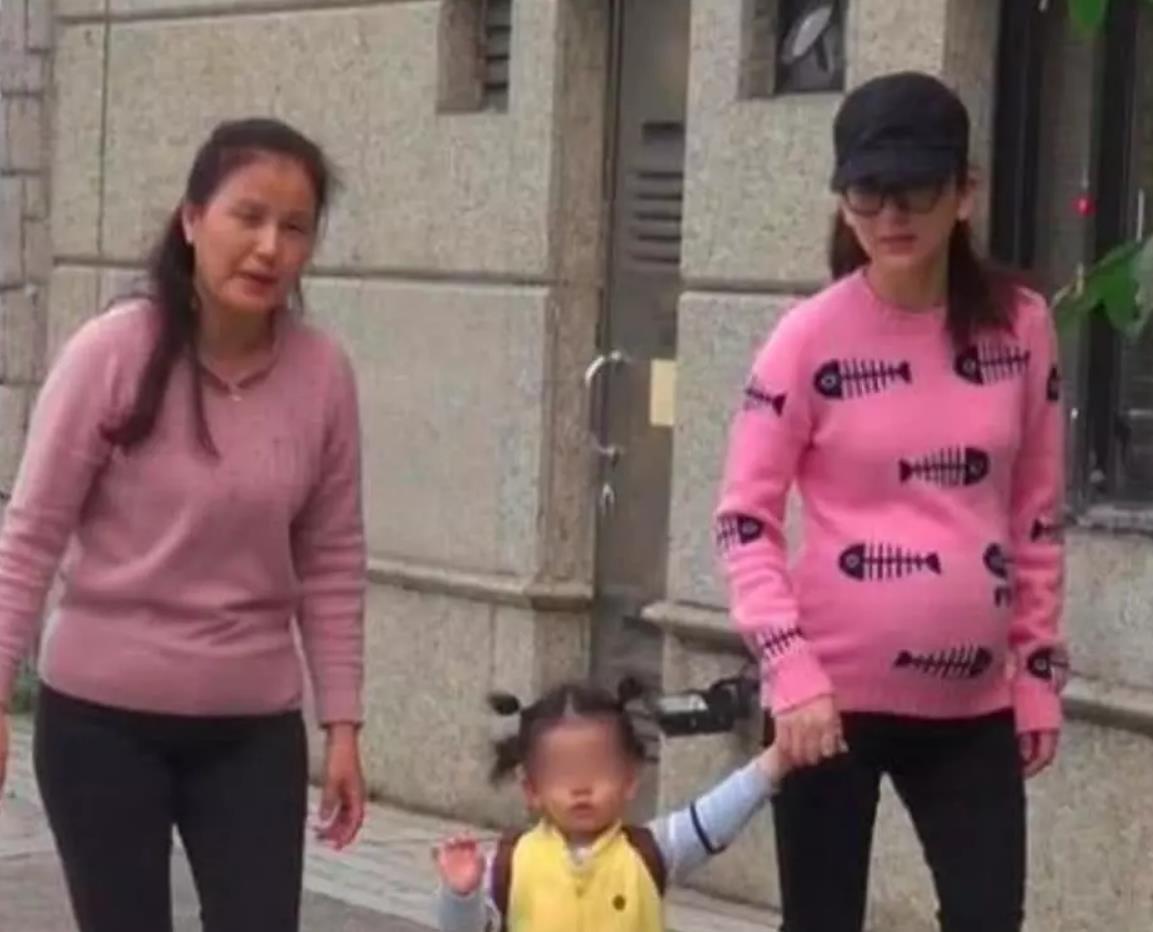 郭富城|郭富城丈母娘只比他大4岁，看到全家福后，网友：我又怀疑人生了