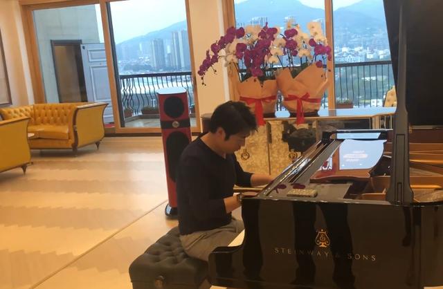 |郎朗晒出自己家豪宅，家里每个卧室都有钢琴，就连楼梯也像钢琴键