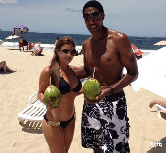 [斯科蒂·皮蓬]皮蓬17年生涯赚1.09亿，球迷直言太少，42岁娇妻：他混得不错