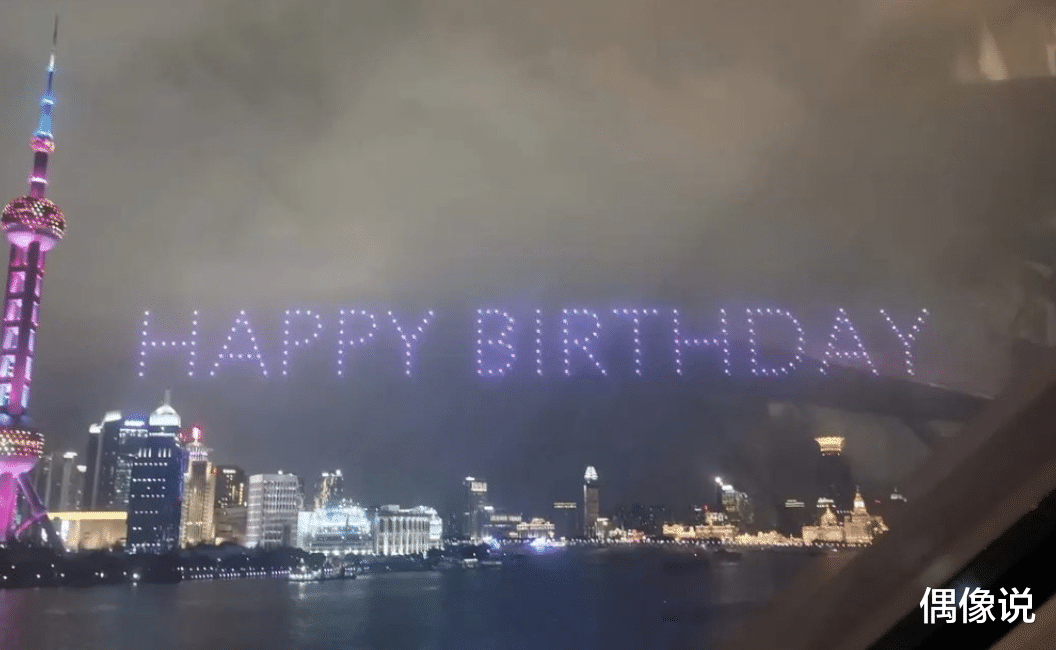 范冰冰|李晨疑用无人机求复合？空中字迹被疯传，范冰冰小腹微凸现身上海