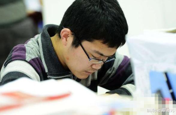 大学|收到录取通知书,父母很开心打开却哭了,懂事的孩子选择“复读”
