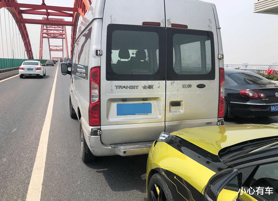 「众泰」领克03+高架桥遭前后夹击，网友：真的是鱼和熊掌不可兼得