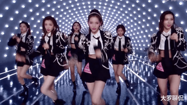 张艺凡■《创造营》公演来袭，林君怡姜贞羽朋克装帅气，而张艺凡太亮眼