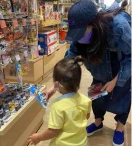 张柏芝|张柏芝回应四胎传闻，曝光小儿子正面照，三胎儿子像极了前夫谢霆锋