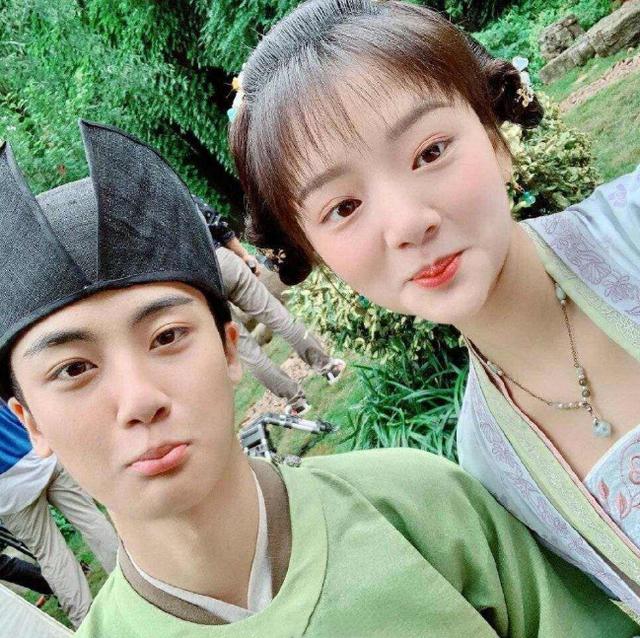 直男|15岁边程再出迷惑操作，账号关注美女博主，更新内容太成人引热议