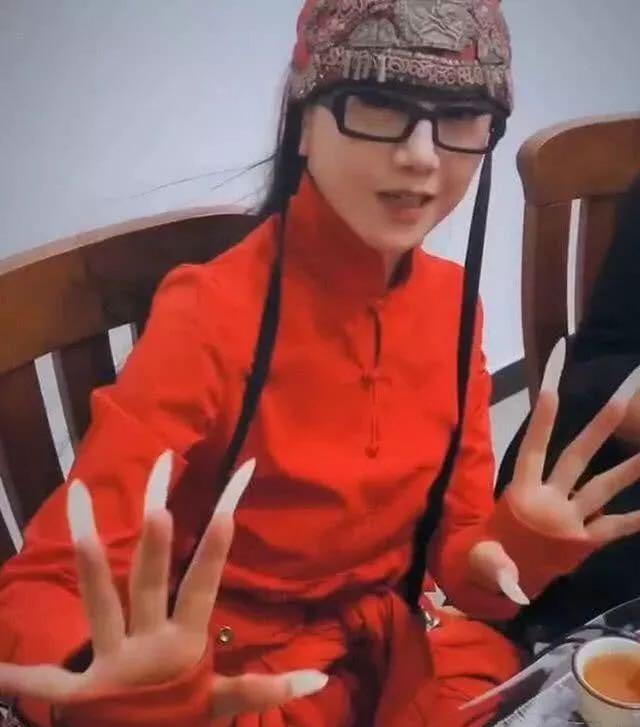 小彩旗@春晚连转4小时的小彩旗，21岁胖到认不出，杨丽萍: 不考虑再培养她