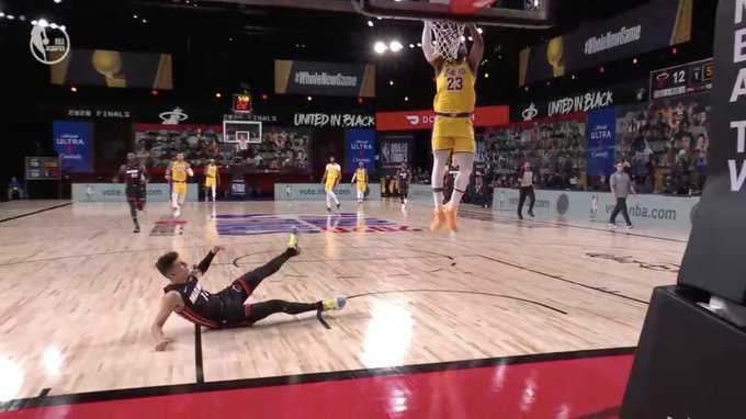 勒布朗·詹姆斯|假摔还是进攻犯规？詹姆斯撞飞希罗引热议，12倍慢镜头告诉你答案