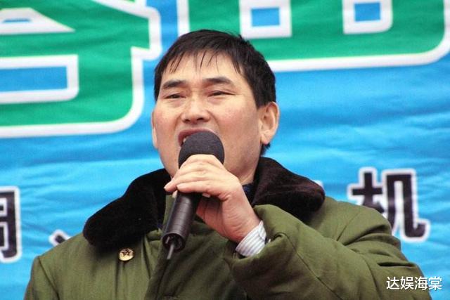 朱之文|大衣哥儿媳开奔驰低调回村，面对村民笑容满面，刚新婚就探望父母
