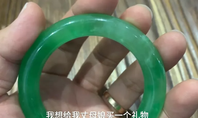 蜜蜡▲为讨好未来丈母娘，小伙花4万5买翡翠手镯， 鉴定后却只值300块！