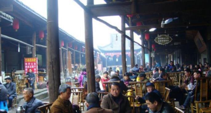古镇|此地藏着我国“最怪”的古镇，当地人依旧过着明清生活，与世无争