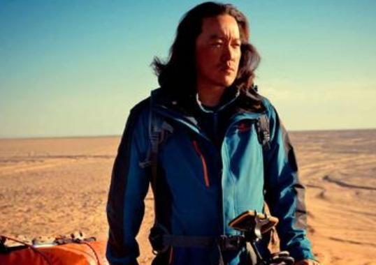 |因为剧组穷得“揭不开饭”,导演不得亲自出演男主,结果成这样?