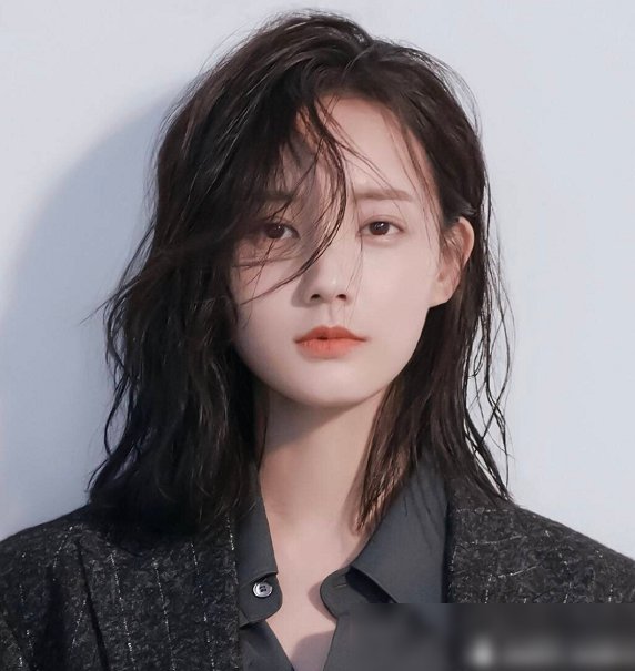 李一桐▲李一桐曾参加过相亲节目？看清和她牵手的男嘉宾，娱乐真是一个圈