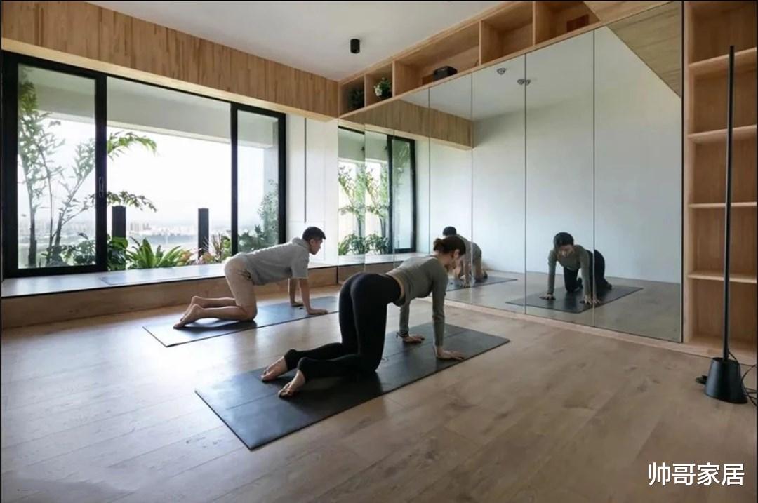 |客厅不要沙发不要电视，铺地台打柜子，打造休闲健身一体式空间！