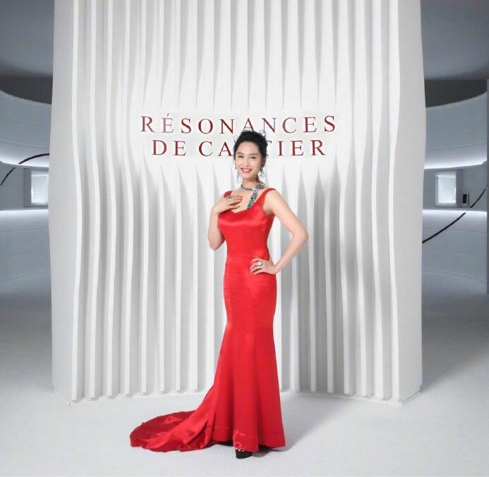 朱茵|?48岁朱茵太敢穿了,礼服偏爱小码紧身款,这一回富态身材藏不住了