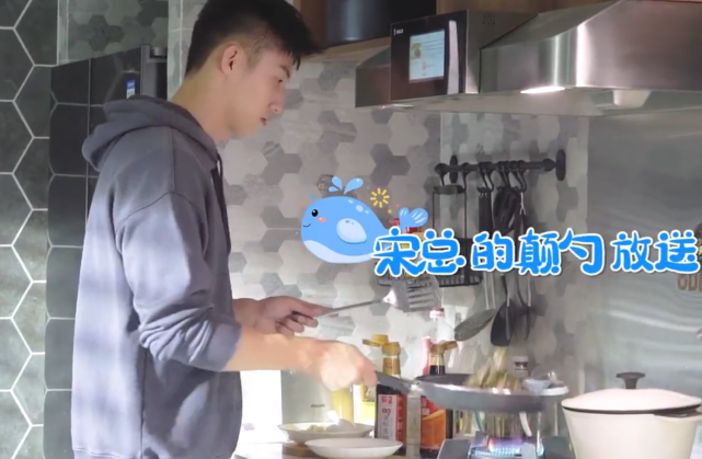 迪丽热巴▲?热巴吃黄景瑜炒的菜，没用筷子，谁注意用的餐具？这是对厨艺的最大尊重