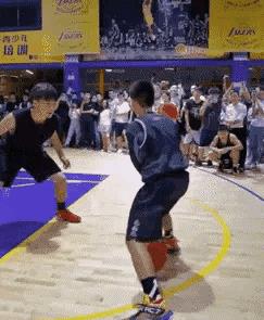 「斯蒂芬·库里」独臂篮球少年火到国外！库里正在寻找他！库里或将帮他完成梦想！